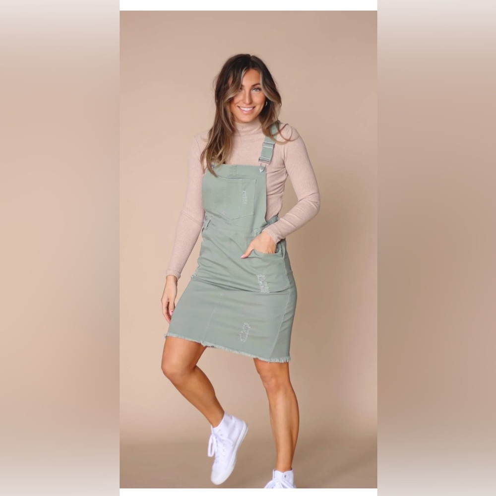 Fehrnvi green overall dress / Skirtall , women’s medium fits more like small
